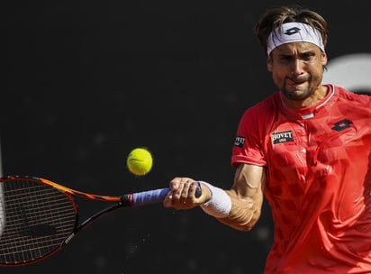 El tenista español David Ferrer devuelve una pelota al argentino Juan Monaco, en el duelo en el que se proclamó ganador para avanzar a semifinales. (EFE)