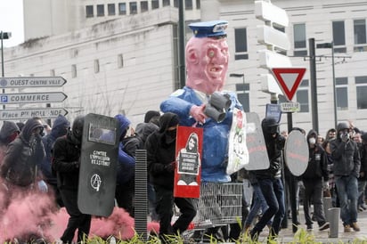 La manifestación más violenta tuvo lugar en la noroccidental ciudad de Nantes, donde alrededor de mil personas participaron en la concentración que derivó en un enfrentamiento con la policía. (EFE)