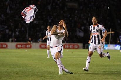 Al minuto 89 Ewin Cardona tiró desde fuera del área y puso el balón en el ángulo para poner el 2-1  definitivo. (Jam Media)