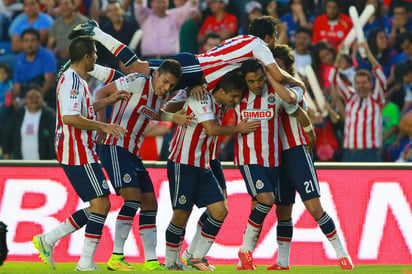 Con el triunfo las Chivas celebraron de manera efusiva. En este duelo el arbitraje estuvo a cargo de Francisco Chacón, quien tuvo una pésima labor; le perdonó la tarjeta roja al brasileño José Carlos 'Alemao'. (Jam Media)