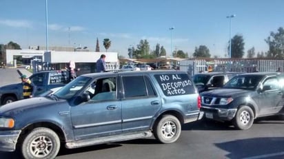 Liderados por Jesús Barrios un contingente de al menos 50 personas se instaló en una de los accesos a la dependencia federal. (El Siglo de Torreón)
