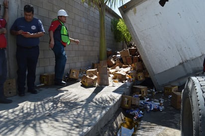 Rapiña. Varias cajas con cervezas fueron robadas por curiosos que pasaban por la zona.