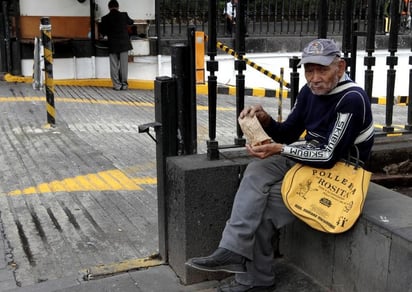 Mencionó la CTM que en México la gente puede alcanzar una pensión de cesantía en edad avanzada a los 60 años o una jubilación plena a los 65 años. (ARCHIVO)