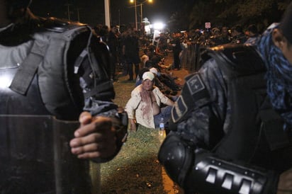 Golpes. El enfrentamiento de la noche del martes fue brutal para los maestros, a quienes la policía controló violentamente.