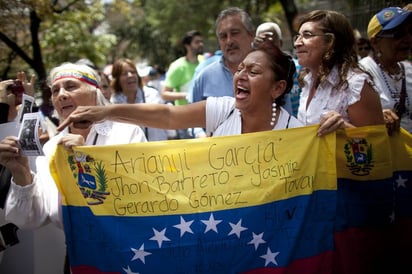 Violencia. Tras la muerte del joven de 14 años, cientos salieron a protestar a las calles en Venezuela. (AP)