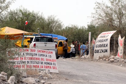 Indignados. Ejidatarios de La Sierrita descubren apoyo de la embajada canadiense durante el desalojo violento de plantón.