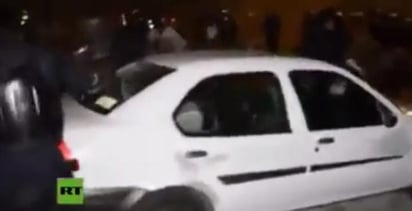 En el video se observa a supuestos elementos de la PF realizando destrozos a algunos vehículos que se encontraban a su paso, mientras realizaban, al parecer, un operativo. (Imagen tomada del video)