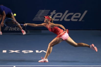 La rusa María Sharapova en acción ante la eslovaca Magdalena Rybarikova, en los cuartos de final del Abierto Mexicano de Tenis de Acapulco. (EFE)