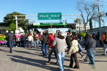 Manifestación. Se colocaron a lo ancho de los carriles de acceso al puente internacional.