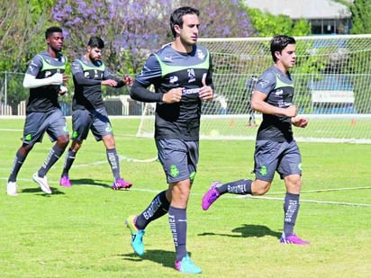 El plantel del Santos Laguna entrenó ayer en las instalaciones del Colegio Cumbres y Alpes de Querétaro. 