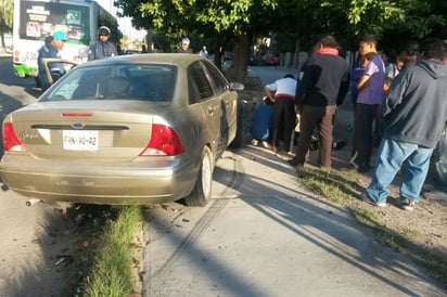 Accidente. El automóvil terminó sobre la acera y atropelló a un peatón.