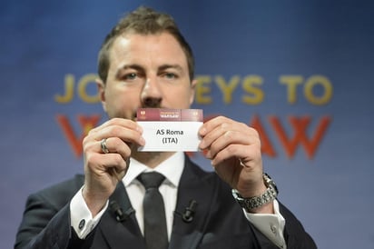 El sorteo de equipos que se enfrentarán en los octavos de final fue celebrado en Nyon, Suiza; el exportero polaco Jerzy Dudek fue el encargado de elegir las esferas de los bombos. (EFE)