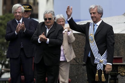 El nuevo mandatario recibió de manos de su antecesor la banda presidencial, un gesto que recordó al que se produjo hace cinco años en la misma ceremonia, cuando la entrega fue a la inversa. (EFE)
