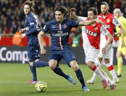 En la imagen, Edinson Cavani disputando un balón con Bernardo Silva. (EFE)