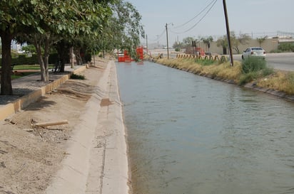 Alertas. Comenzarán a colocar señalización en los canales para evitar que la ciudadanía ingrese a nadar a la llegada del agua.