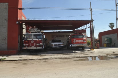 Auxilian. El departamento de Bomberos envió una máquina al lugar del accidente para rescatar al automovilista.