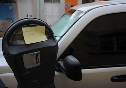 Aparatos. Los ciudadanos han colocado papelitos avisando para que no los infraccionen injustamente.