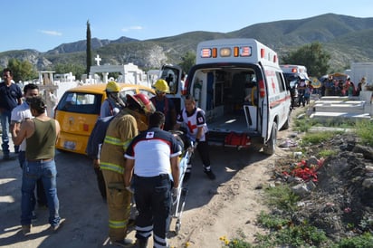 Movilización. Rescatistas apoyaron a todos los lesionados en el panteón municipal.