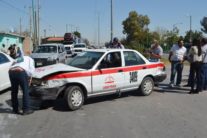 Colisión. Tanto el taxi como el Nissan Platina, quedaron dañados con el choque.