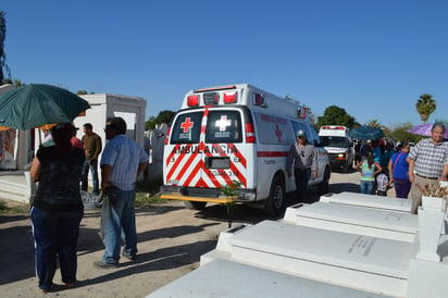 De urgencia. Varias ambulancias acudieron hasta el interior del panteón para llevarse a los lesionados.