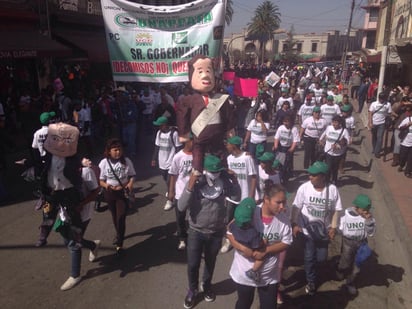 

Molestia. Los manifestantes caminaron por las principales calles de la capital del estado, con una piñata que simulaba la figura del gobernador.