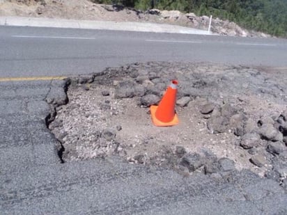 Persisten los enormes baches que ponen en riesgo a los automovilistas. (EL SIGLO DE TORREÓN)