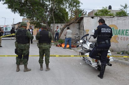 Testigos indicaron que el cuerpo fue dejado por hombres a bordo de un vehículo compacto, y que luego se dieron a la fuga a toda velocidad con rumbo desconocido.