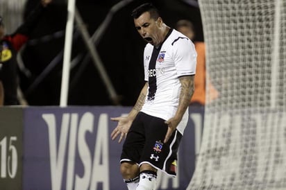 Esteban Paredes, viejo conocido de la liga mexicana, anotó un doblete y le dio la victoria al Colo Colo 2-0 sobre los rojinegros. (EFE) 