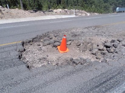 Peligro. Este bache es un serio peligro para los automovilistas, por la dimensión del mismo.