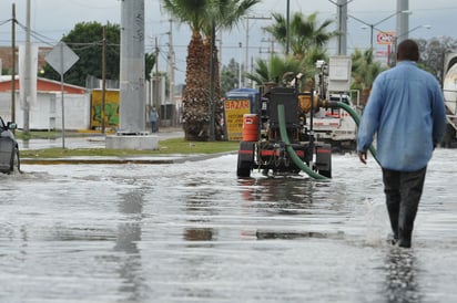 Brotes. Debido a que otra vez brotaron aguas negras, colonos de Hamburgo exigen que se construya un drenaje pluvial. (EL SIGLO DE TORREÓN)