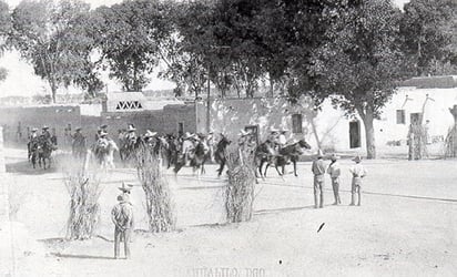 AHJAE Papeles de Familia. En toda La Laguna había partidas de rebeldes maderistas, aquí se ven a los comandados por Gregorio A. García entrando a Tlahualilo. 
