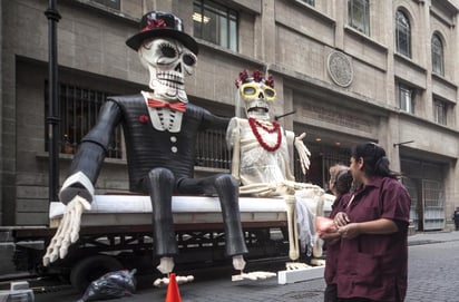 Utilería. Desde ayer, enormes figuras de calaveras fueron colocadas en el centro histórico de la Ciudad de México como parte de la decoración que se verá en el nuevo filme del ‘Agente 007’. (El Universal)