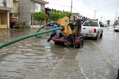 Bajan el nivel. Fueron 36 millones de litros de agua los que se bombearon de las calles para bajar el nivel de las inundaciones. (EL SIGLO DE TORREÓN)