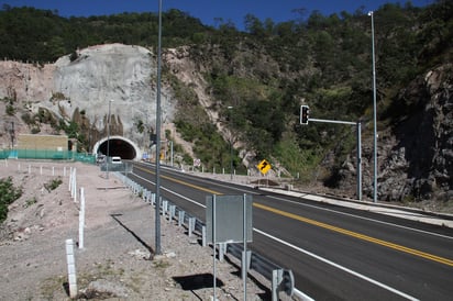 Medidas. Ejidatarios afectados con la construcción de la supercarretera esperan una respuesta para el pago de sus tierras.