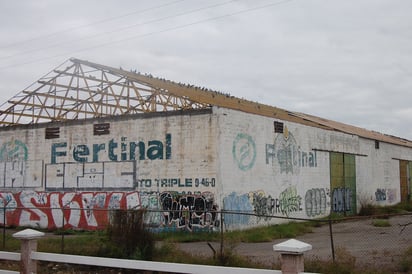 Abandonadas. Las bodegas llevan abandonadas unos 20 años. Ahora las prestaron al Municipio. (Mary Vázquez)