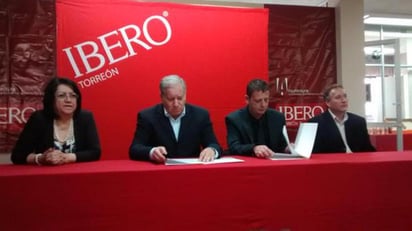 En la firma estuvieron presentes: Héctor Acuna Nogueira, rector de la Ibero; José Manuel Pérez Muñoz, catedrático de la Universidad de Sevilla, quien acudió en representación de Fernando Joaquín Luque Rodríguez, rector de la Universidad española; Julieta Almaraz directora de Relaciones de la Ibero y el coordinador de la carrera de arquitectura, Gustavo de la Vega. (El Siglo de Torreón)