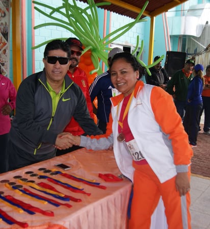 La ceremonia de premiación se llevó a cabo al final de la carrera. Rompen récord en carrera 5 y 10 K