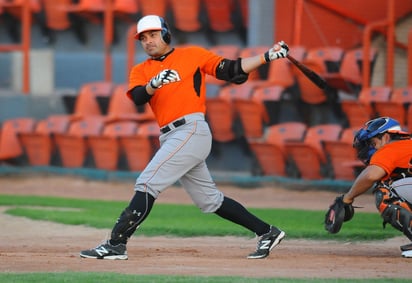 El coach de bateo Alejandro Ortiz, quien fuera un tremendo jonronero en la Liga Mexicana de Beisbol, instruye a los jóvenes bateadores de Vaqueros Laguna, a quienes brinda siempre valiosos consejos. (Aarón Arguijo)