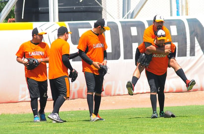 Vaqueros Laguna tuvo práctica de bateo e infield ayer por la mañana en el Estadio de la Revolución. El buen ambiente reina en el equipo, Florencio Bustillos y Felipe Arredondo son de los más borloteros. (Jesús Galindo)