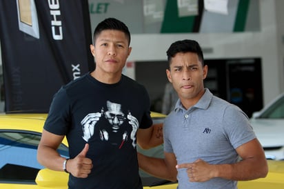 De la mano de su entrenador Abed Santibáñez (izquierda), el boxeador lagunero Óscar Morán buscará otro triunfo arriba del ring dentro de su carrera pugilística, en una función a celebrarse en Sábado de Gloria. (Ravelo Sport)