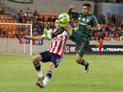 Néstor “El Avión” Calderón pelea un balón durante el encuentro de ayer ante las Chi- vas en Houston, Texas. 