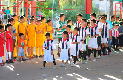 Los equipos desfilaron debidamente uniformados en la inauguración ayer. (Fotografías de Jesús Galindo)