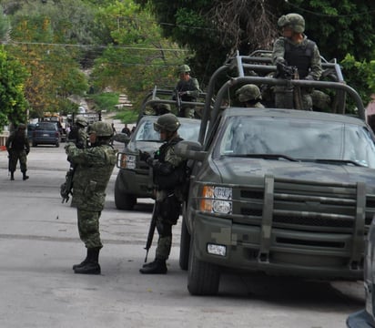 Se dijo que al menos uno de los militares lesionados fue trasladado de urgencia a la clínica 51 del IMSS debido a la gravedad de sus lesiones. (ARCHIVO)