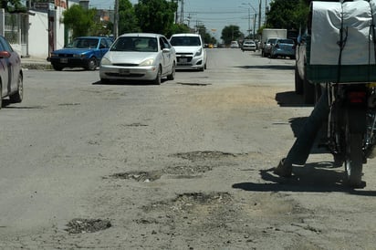 Se abrieron. En la avenida Bravo y Calle Saltillo 400 se realizaron trabajos de bacheo el año pasado. Con las lluvias recientes, desapareció el pavimento. (Ramón Sotomayor) 
