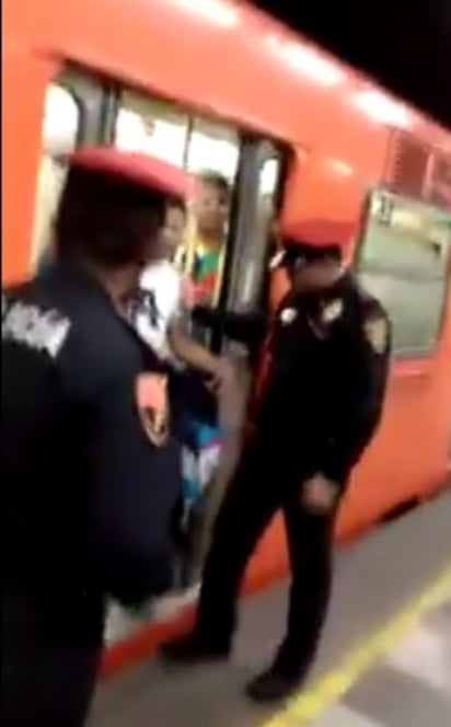 Despiden a dos elementos de la Policía Bancaria por no actuar tras ser avisados de que 5 personas inhalaban solventes y fumaban en el tren, tal como se observa en un video difundido en redes sociales. (IMAGEN TOMADA DEL VIDEO)