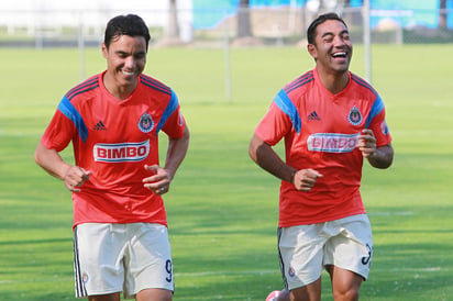 Omar Bravo y Marco Fabián de la Mora durante el entrenamiento previo a la jornada 12 del torneo. Se calienta clásico tapatío