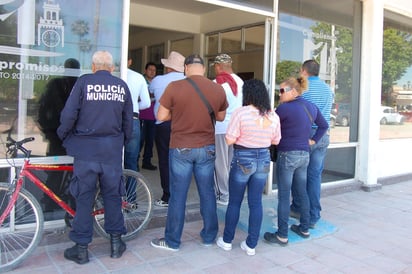 Denuncia. Los inconformes acudieron a la presidencia para hablar con el alcalde.