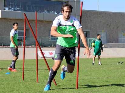 El capitán del Santos Laguna, Carlos Izquierdoz, en la práctica de ayer en el TSM. (Santos Laguna)