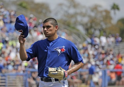 El mexicano Roberto Osuna, quien compite sorpresivamente por un puesto en la rotación de Toronto, tiene un récord de 2-0 en la pretemporada. (AP)