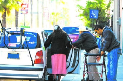 Atención. Los adultos mayores son considerados un grupo  vulnerable en la sociedad.